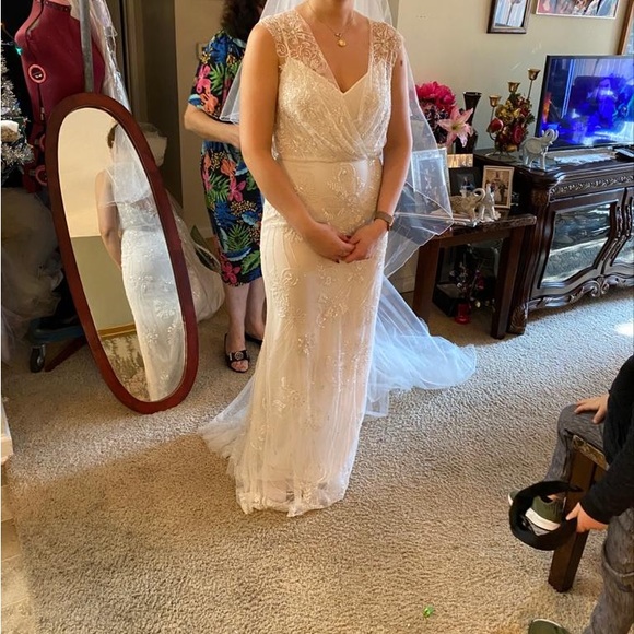 Monique Lhuillier - never been worn! Wedding dress - Picture 7 of 9